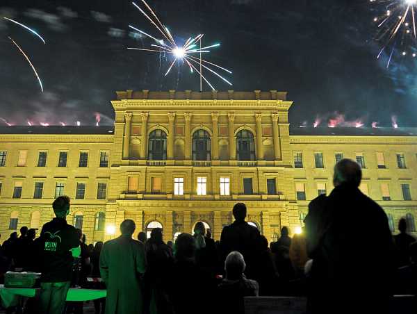 Ein Feuerwerk erhellt das ETH-Hauptgeb?ude: 2012 feiern die Studierenden das 150-j?hrige Bestehen ihres Verbands VSETH. (Bild: ETH Zürich)