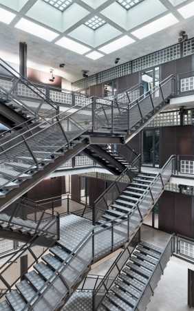 Vergr?sserte Ansicht: Eine Treppe im Atrium verbindet den mehrgeschossigen Neubau. (Bild: Kuster Frey)