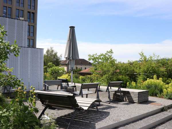 Sitzplatz mit Aussicht: Der Dachgarten des Lee. (Bild: Fabian Stieger)