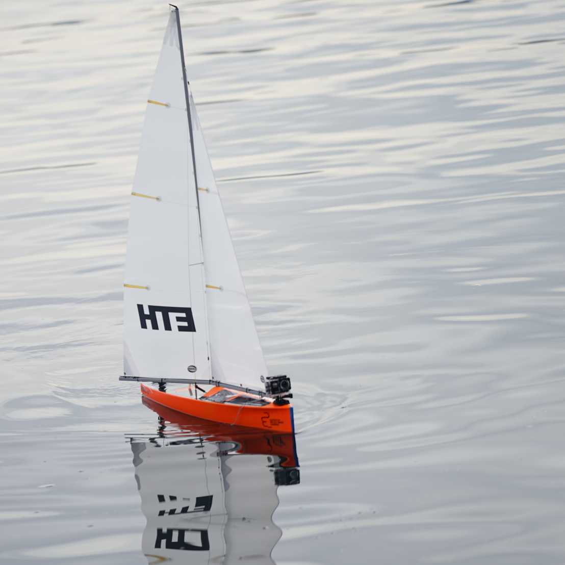 Vergr?sserte Ansicht: Autonomous Sailing: Mit KI lassen sich Boote bei bestimmten Wind-​ und Seebedingungen selbstständig und zielgerichtet über das Wasser bewegen