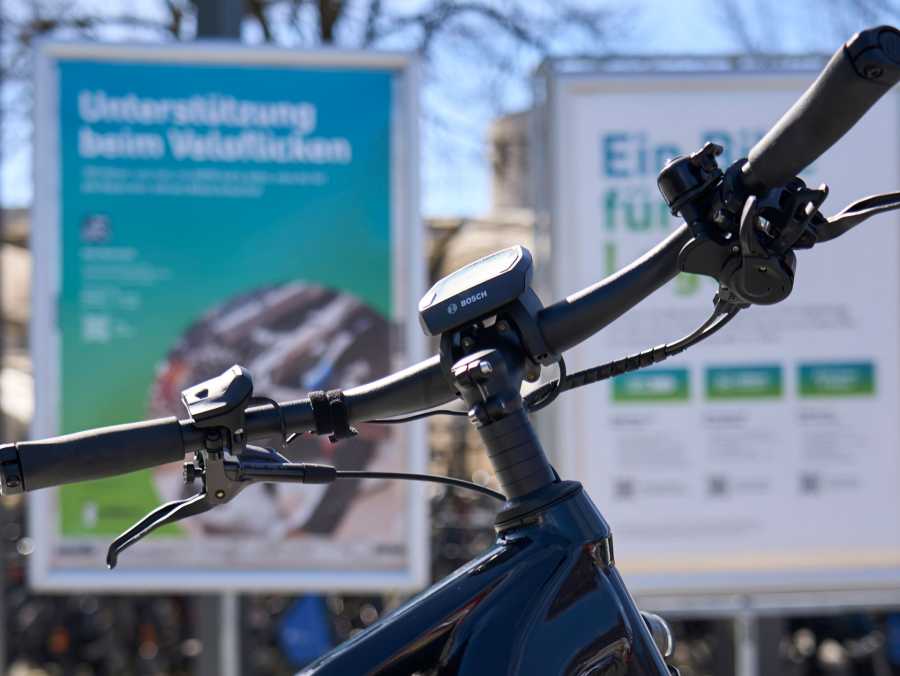 Vergr?sserte Ansicht: Veloansicht im Vordergrung mit Plakaten zum Showcase Bikesharing im Hindergrund