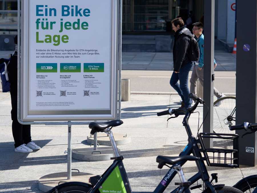 Vergr?sserte Ansicht: Velos mit Plakat auf dem Showcase Bikesharring Hoengggerberg