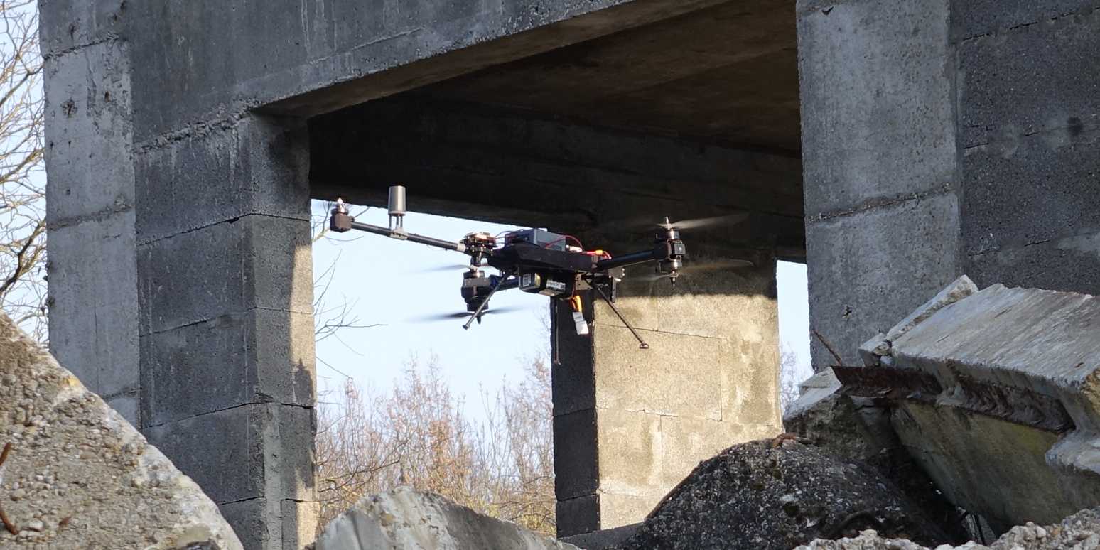 Omnidirektionale Drohne inspiziert eine Gebäuderuine von aussen und innen.