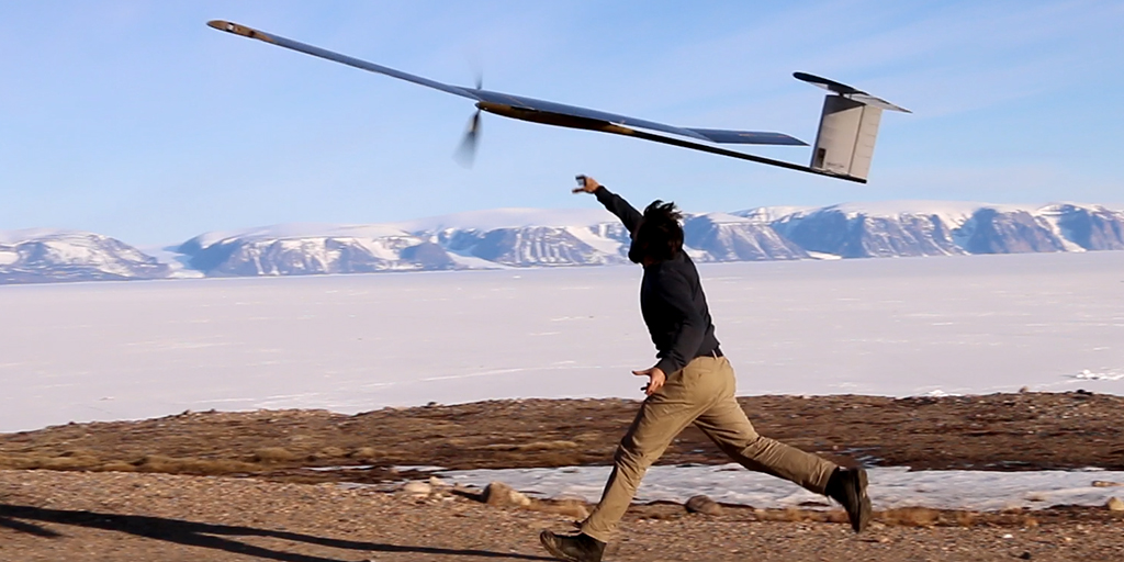 Mann wirft eine Drohne in die Luft
