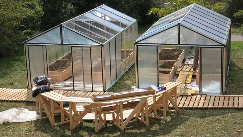 Vergr?sserte Ansicht: Greenhouses under construction. 