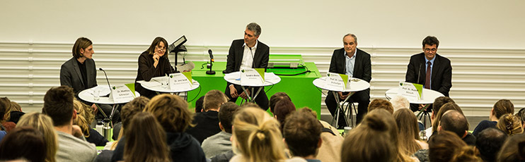 Vergr?sserte Ansicht: Am Podium diskutieren (v.l.n.r.): Matthias Schmelzer (UZH), Irmi Seidl (WSL), Moderator Sandro Broz, Lucas Bretschger (ETH) und Rudolf Minsch (Economiesuisse).
