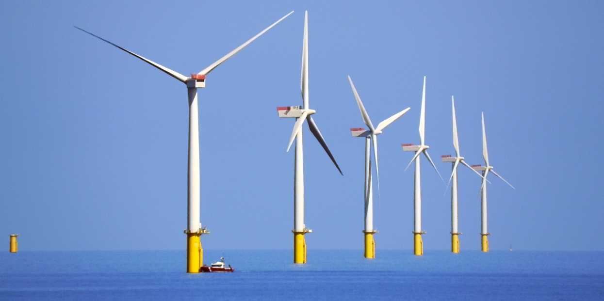 Vergr?sserte Ansicht: Mit Offshore-Windanlagen - im Bild der Windpark Walney im Nordwesten Englands - wird künftig markant mehr Windstrom produziert. (Bild: David Dixon / Wikipedia / CC 2.0)