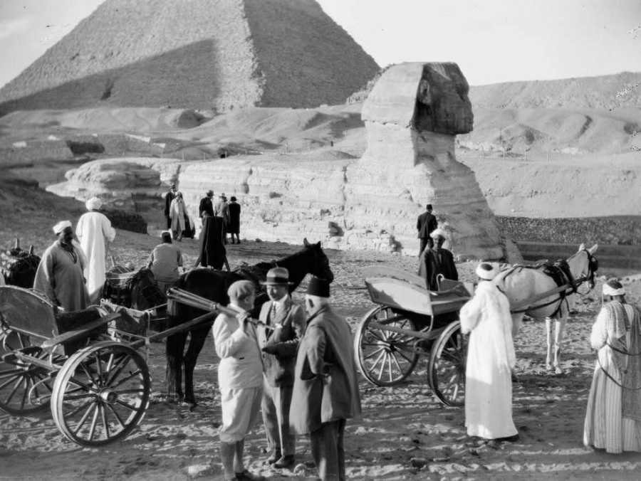 Vergr?sserte Ansicht: Touristinnen und Touristen vor den Pyramiden von Gizeh
