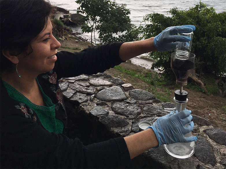 Vergr?sserte Ansicht: Dr. Monica Orozco, from Universidad del Valle de Guatemala is collecting water samples from Atitlán lake, removing As using the technology developed by Bolisetty and Mezzenga. 