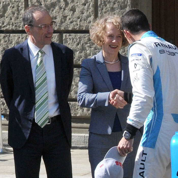 Zürichs Stadtpräsidentin Corinne Mauch und ETH-Präsident Lino Guzzella begrüssen Sébastien Buemi. (Bild: ETH Zürich) &nbsp;