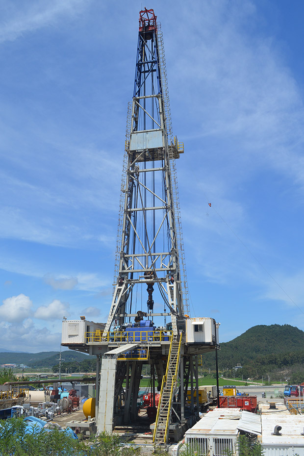 Vergr?sserte Ansicht: Der Bohrturm des Tiefengeothermie-Projekts nahe Pohang, Südkorea. (Bild: Robert Westaway, University of Glasgow)