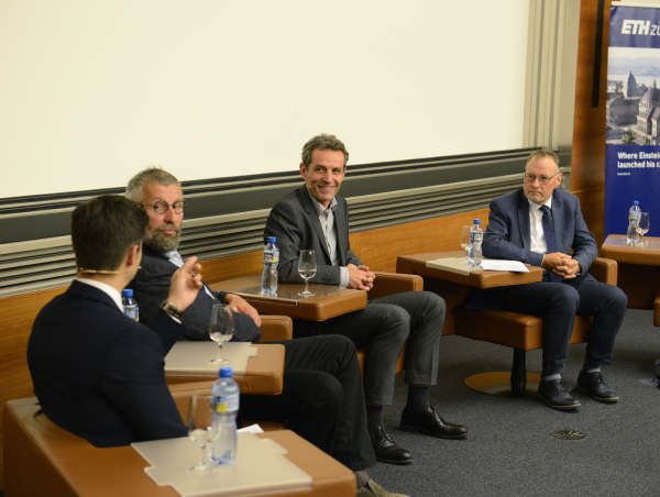 Vergr?sserte Ansicht: Moderator Tobias Mller mit Hanspeter Hunkeler, Michael Buser und Francis Egger (v.l.n.r)