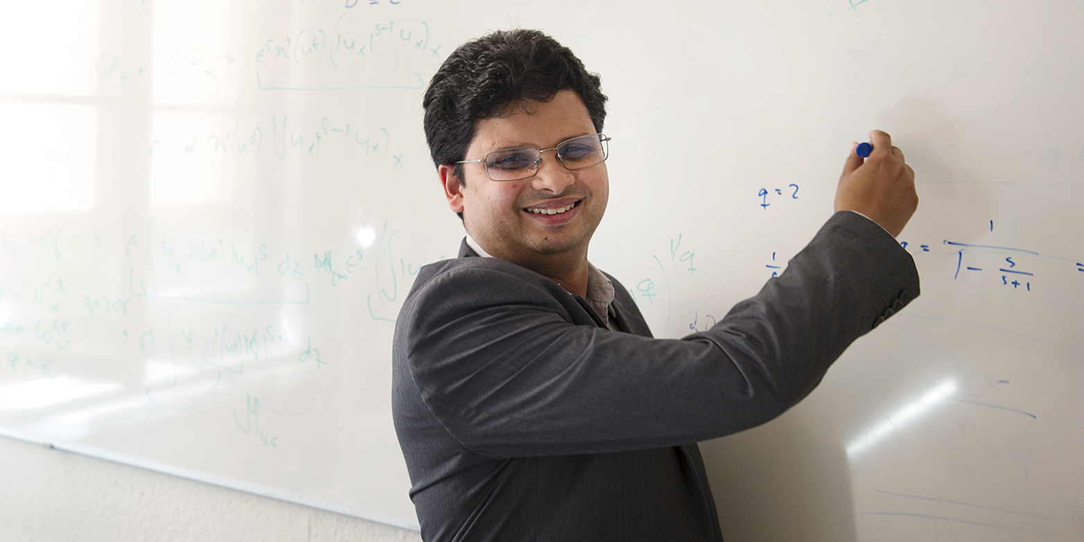 Vergr?sserte Ansicht: Modellierung als Berufung: Siddhartha Mishra entwirft die Gleichungen und Algorithmen, mit denen man turbulente Strömungen im Computer nachbilden kann. (Bild: Florian Bachmann)