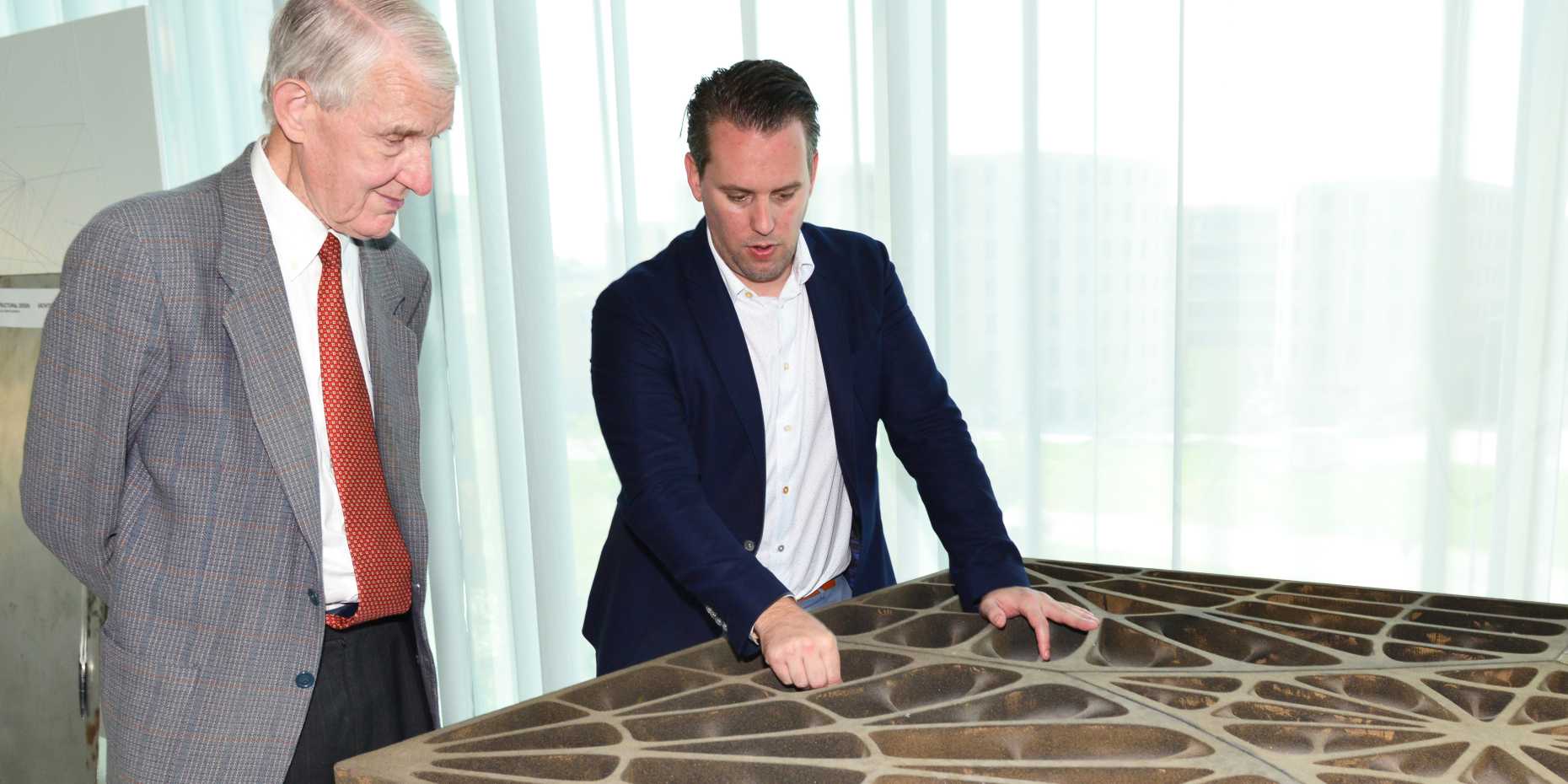 Vergr?sserte Ansicht: Philippe Block erklärt Max Rössler die Prinzipien des 3D-gedruckten Leichtbodens, der ohne Armierungseisen auskommt. (Bild: Michael Walther / ETH Zürich)