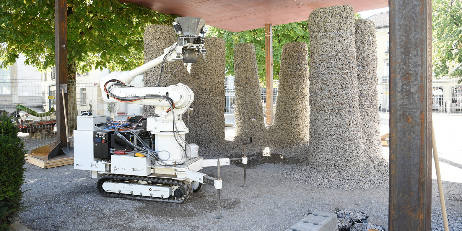 Vergr?sserte Ansicht: Der Roboter verarbeitet Schotter und Schnur zu stabilen Säulen. (Bild: Gramazio Kohler Research / ETH Zürich)