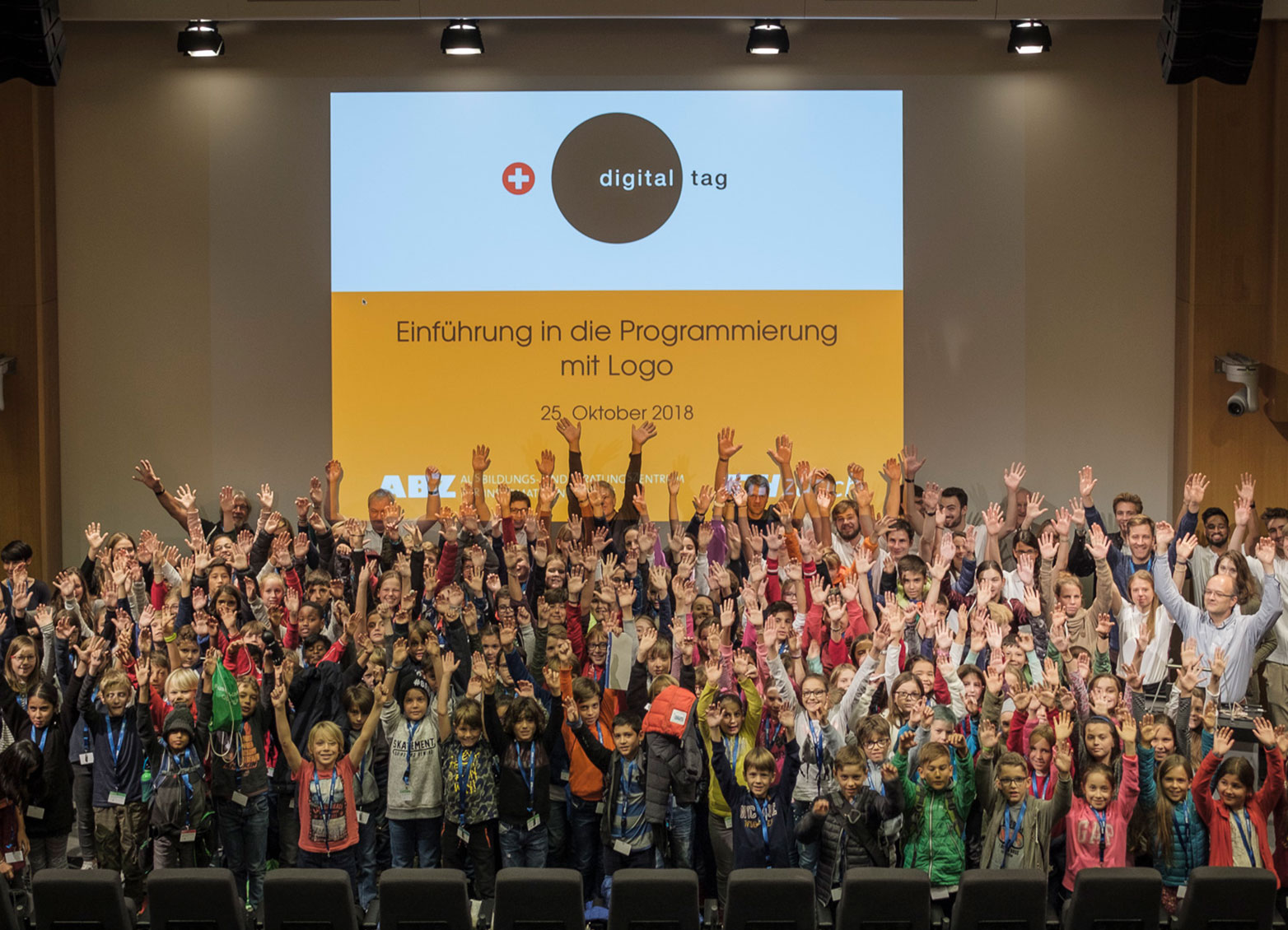 Vergr?sserte Ansicht: Rund 130 Kinder besuchten im Rahmen des Digitaltages Programmier-Workshops an der ETH Zürich. (Bild: Jan Lichtensteiger / ETH Zürich)