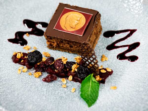 Ein Dessert der besonders feinen Art fr Alessio Figalli: Schokoladekuchen mit Fields-Medaille. (Bild: PPR / Christian Merz).