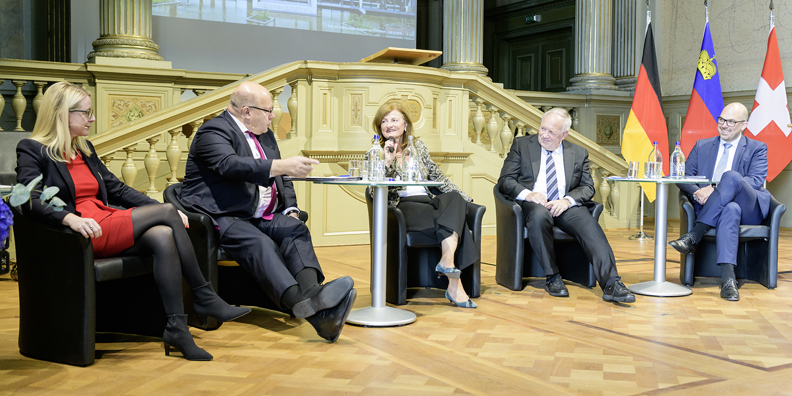 Vergr?sserte Ansicht: Die vier Wirtschaftsminister auf dem Podium: Margarete Schramböck (A), Peter Altmaier (D), Johann Schneider-Amann (CH) und Daniel Risch (FL) (v.l.n.r.) (Bild: ETH Zürich/Oliver Bartenschlager)