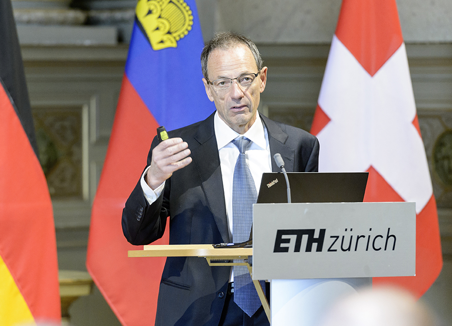 Vergr?sserte Ansicht: ETH-Präsident Lino Guzzella begrüsste die Wirtschaftsminister mit Zahlen zu ETH-Firmengründungen. (Bild: ETH Zürich/O.Bartenschlager)