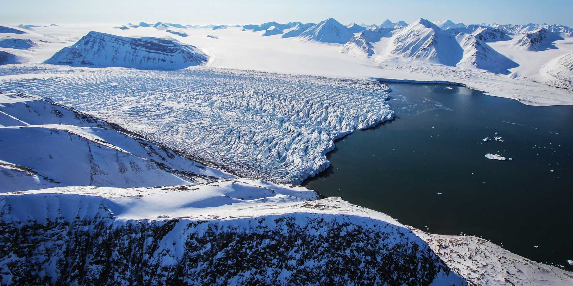 Vergr?sserte Ansicht: Arktische Inseln wie Baffin Island oder Spitzbergen (hier im Bild) weisen die grössten Eisvolumen ausserhalb der Eisschilde Grönlands und der Antarktis auf. (Bild: Katrin Lindbaeck)
