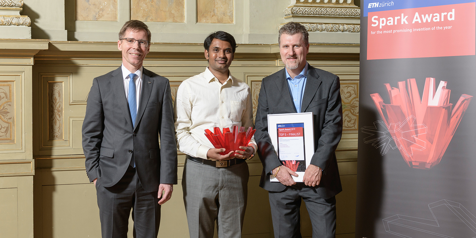ETH-Präsident Joël Mesot (links) mit den Spark-Award-Preisträgern Sreenath Bolisetty und Raffaele Mezzenga. &nbsp;(Bild: Oliver Bartenschlager / ETH Zürich)
