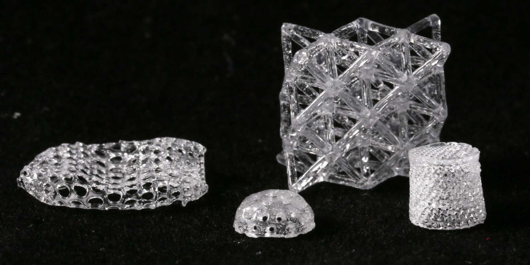 Vergr?sserte Ansicht: Verschiedene Glasobjekte, die mit einem 3D-Drucker geschaffen wurden. (Foto: Gruppe für Komplexe Materialien / ETH Zürich)