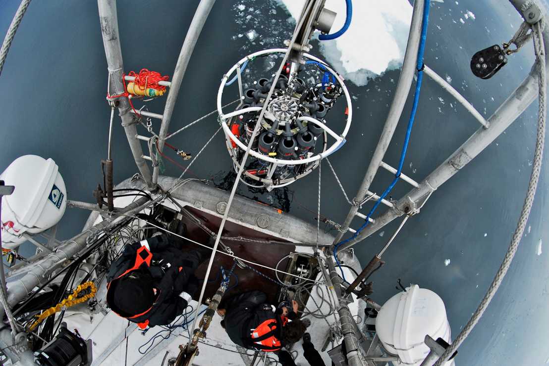 Vergr?sserte Ansicht: Wissenschaftler an Bord der &quot;Tara&quot; holen die Rosette ein, mit der sie Plankton sammeln. (Foto: François Aurat / Fondation Tara Ocean)
