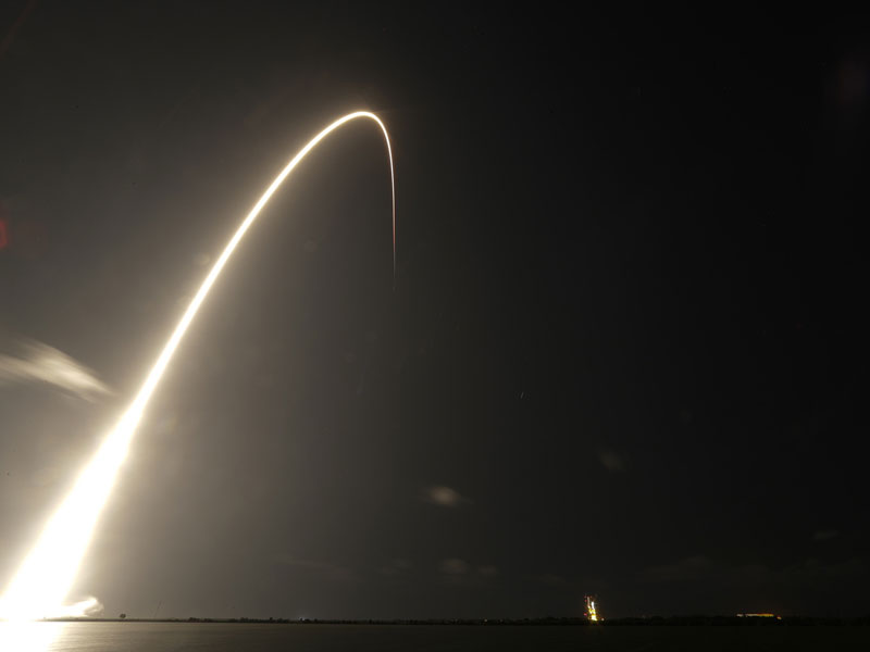 Eine Rakete mit 60 Satelliten für das Starlink-Breitbandnetz von SpaceX startet am 23. Mai 2019 in Cape Canaveral (USA). (Bild: AP Photo/John Raoux)