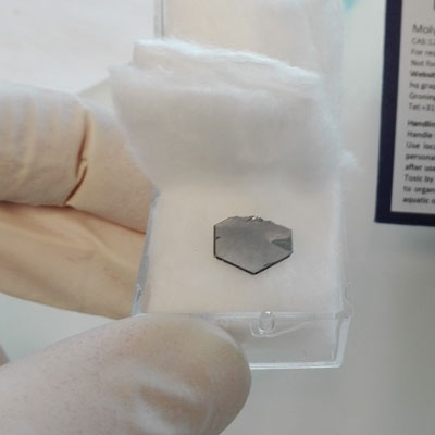 Vergr?sserte Ansicht: Ein Molybdaen-Ditellurid-Kristall, aus dem hauchdünne Schichten mit zwei Graphenschichten zu einer Heterostruktur kombiniert wurden. (Bild: ETH Zürich)