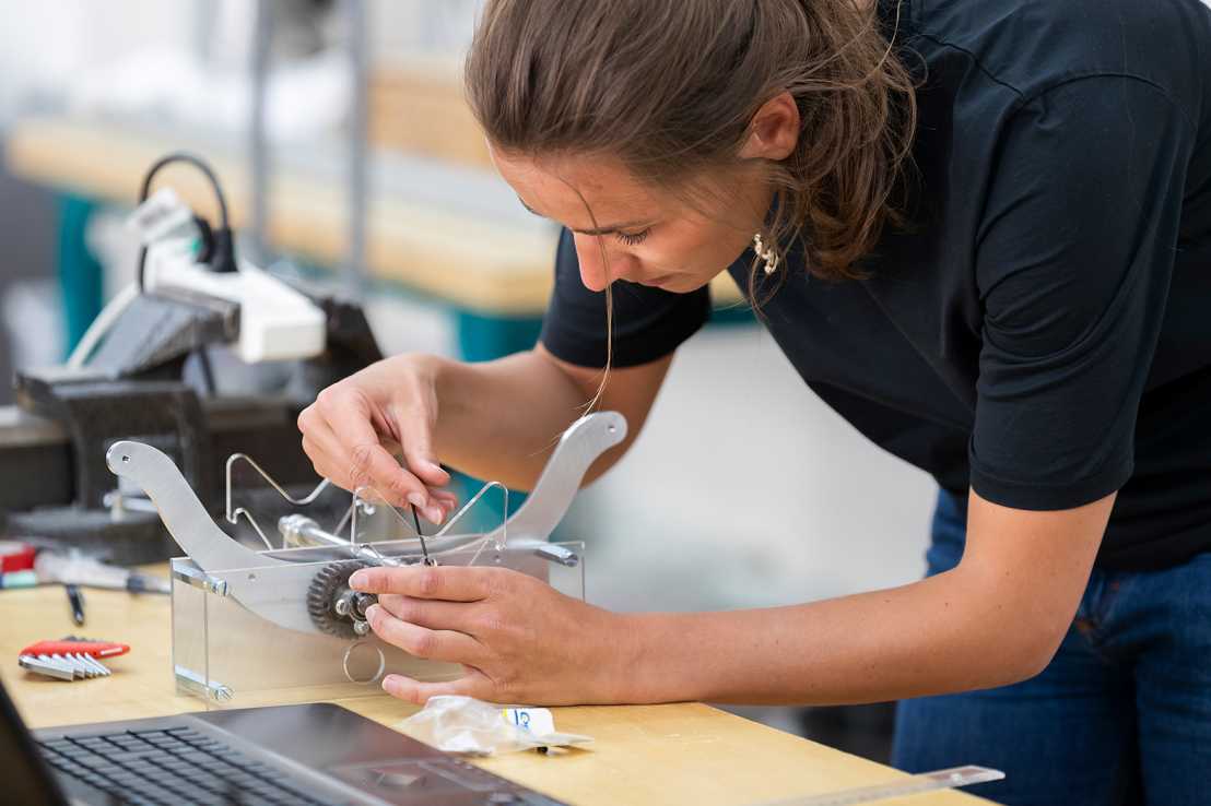 Vergr?sserte Ansicht: Kristina Sheas Doktorandin Cosima du Pasquier arbeitet an der Mechanik des Beatmungsgeräts. (Bild: N.Pitaro/ETH Zürich)