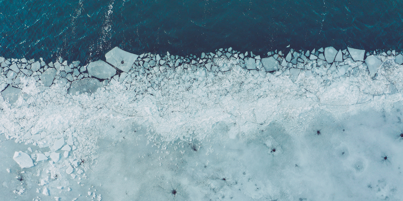 Das Meereis an der Grenze zur offenen See: Das Eis enthält kein Salz und verdünnt deshalb beim Abschmelzen das Meerwasser. Das führt zur Abkühlung des Oberflächenwassers. (Bild: iStock)