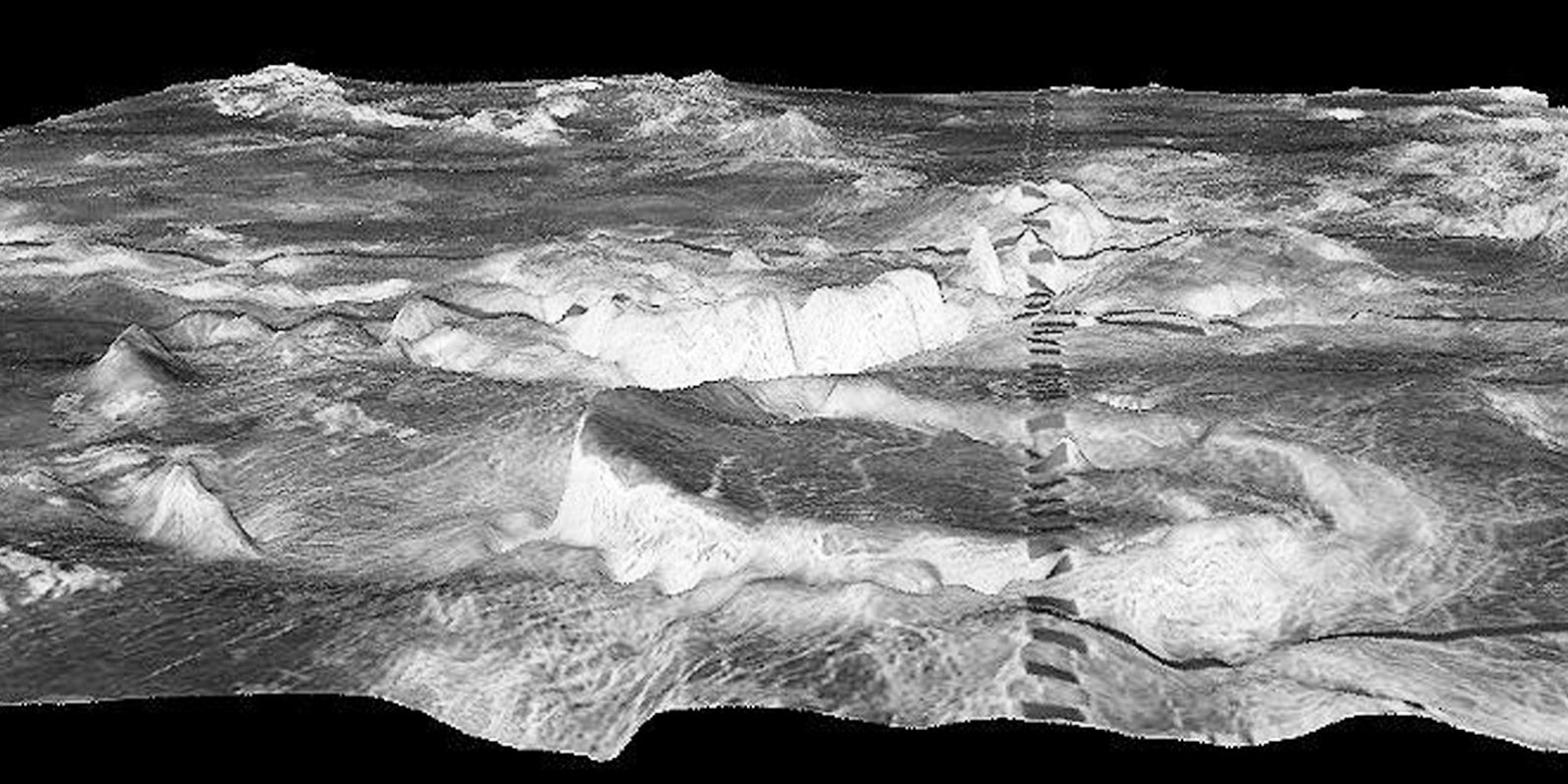 Der kreisrunde Berg im Vordergrund ist eine 500 Kilometer grosse Corona in der Galindo-Region der Venus. Die dunklen Rechtecke sind ein Artefakt. (Bild: NASA/JPL/USGS)