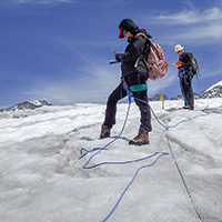 Projektleiter Fabian Walter und seine Mitarbeiterin Małgorzata Chmiel bei Funktionstests auf einem Gletscher