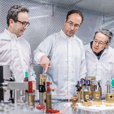 Aldo Antognini, Karsten Schuhmann und Franz Kottmann im PSI Labor