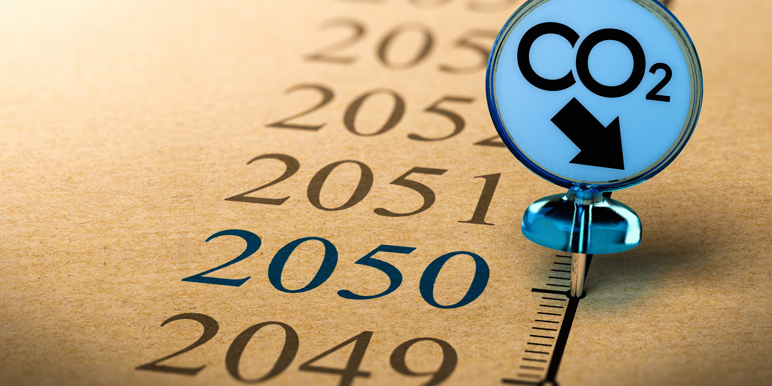 Jahreszahl "2050" mit Pin auf dem "CO2" steht
