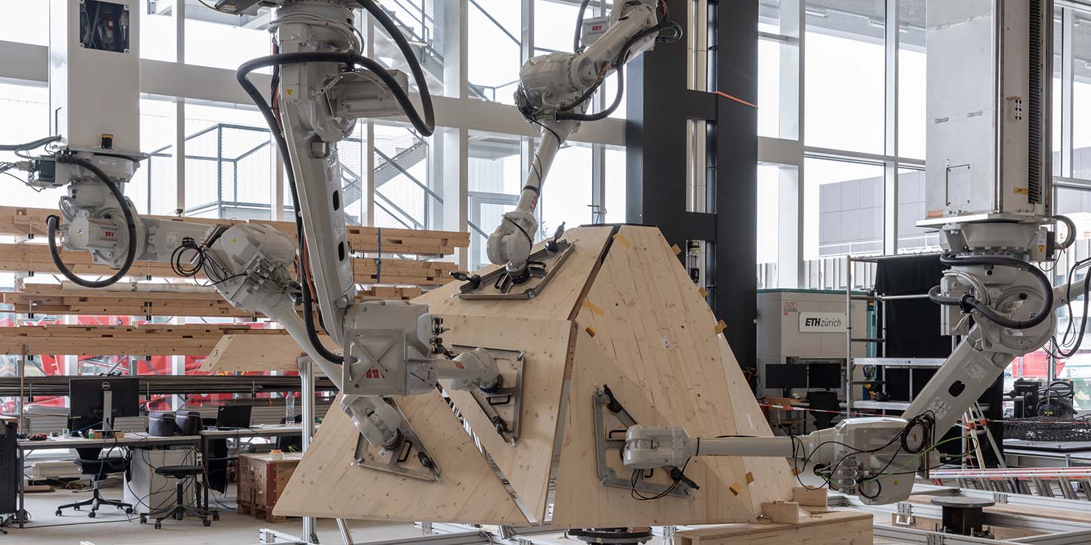 Vier hängende Roboterarme mit Holzplatten