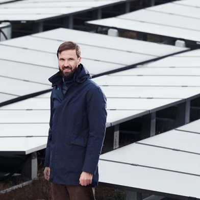Tobias Schmidt steht vor einer Solar-Raffinerie
