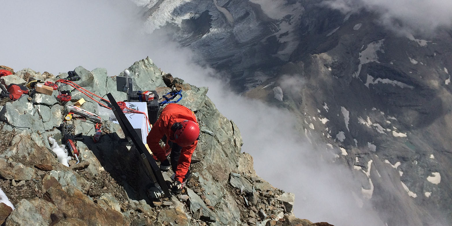 Wissenschaft in luftiger Höhe: Samuel Weber installiert ein Seismometer und ein Solarpanel am Gipfel des Matterhorns. (Bild: Jan Beutel / ETH Zürich)