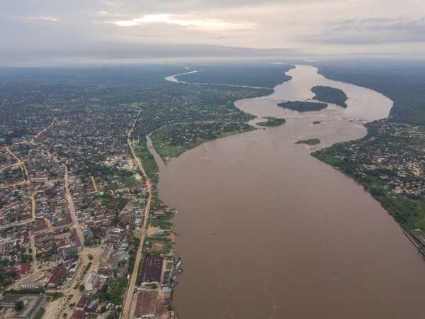 Stadt Kisangani am Ufer des Kongo
