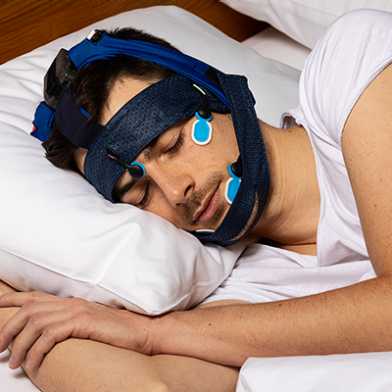Schlafende Person die ein von SleepLoop entwickeltes System trägt
