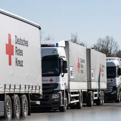 Lastwagen-Konvoi des Deutschen Roten Kreuz