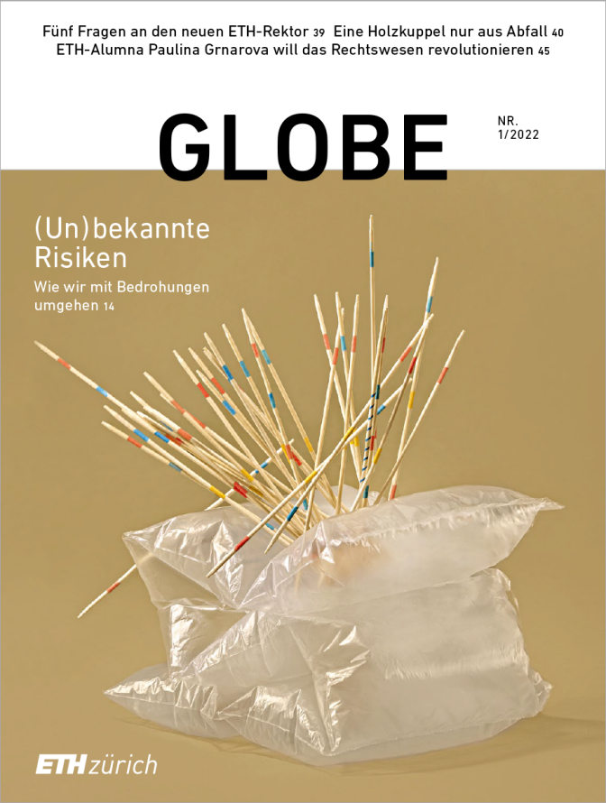 Globe 22/01 Cover: Mikadostäbchen stecken in Plastikmüll