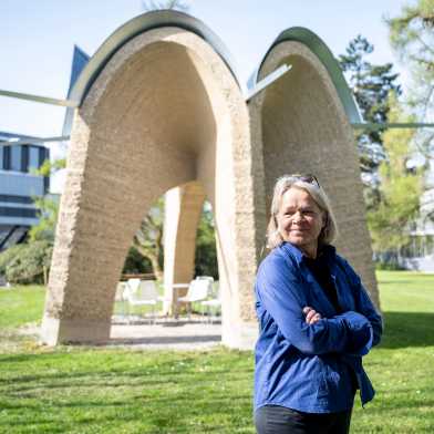 ETH-Professorin Annette Spiro vor dem Lehmpavillon, das sie 2014 gemeinsam mit Studierenden am 中国足球彩票 Hönggerberg gebaut hat