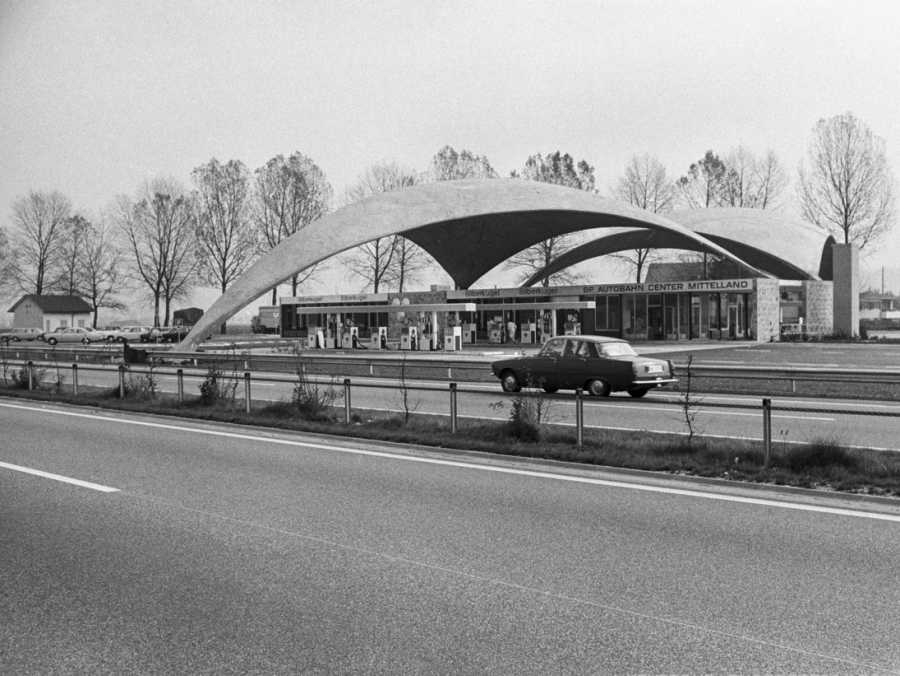 Ein schwarz-weiss Bild mit einem Auto auf einer Autobahn
