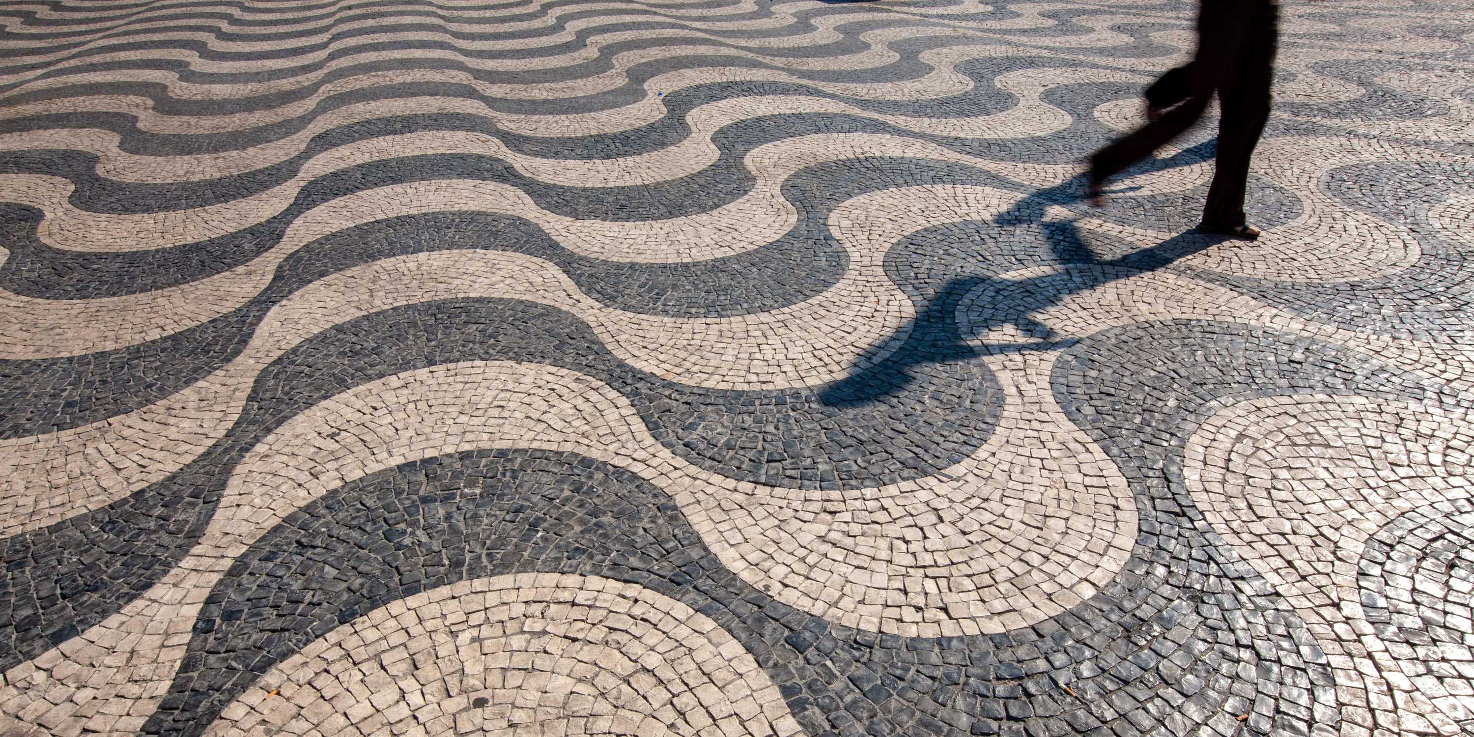 Gehsteig in Portugal mit symmetrischem Muster