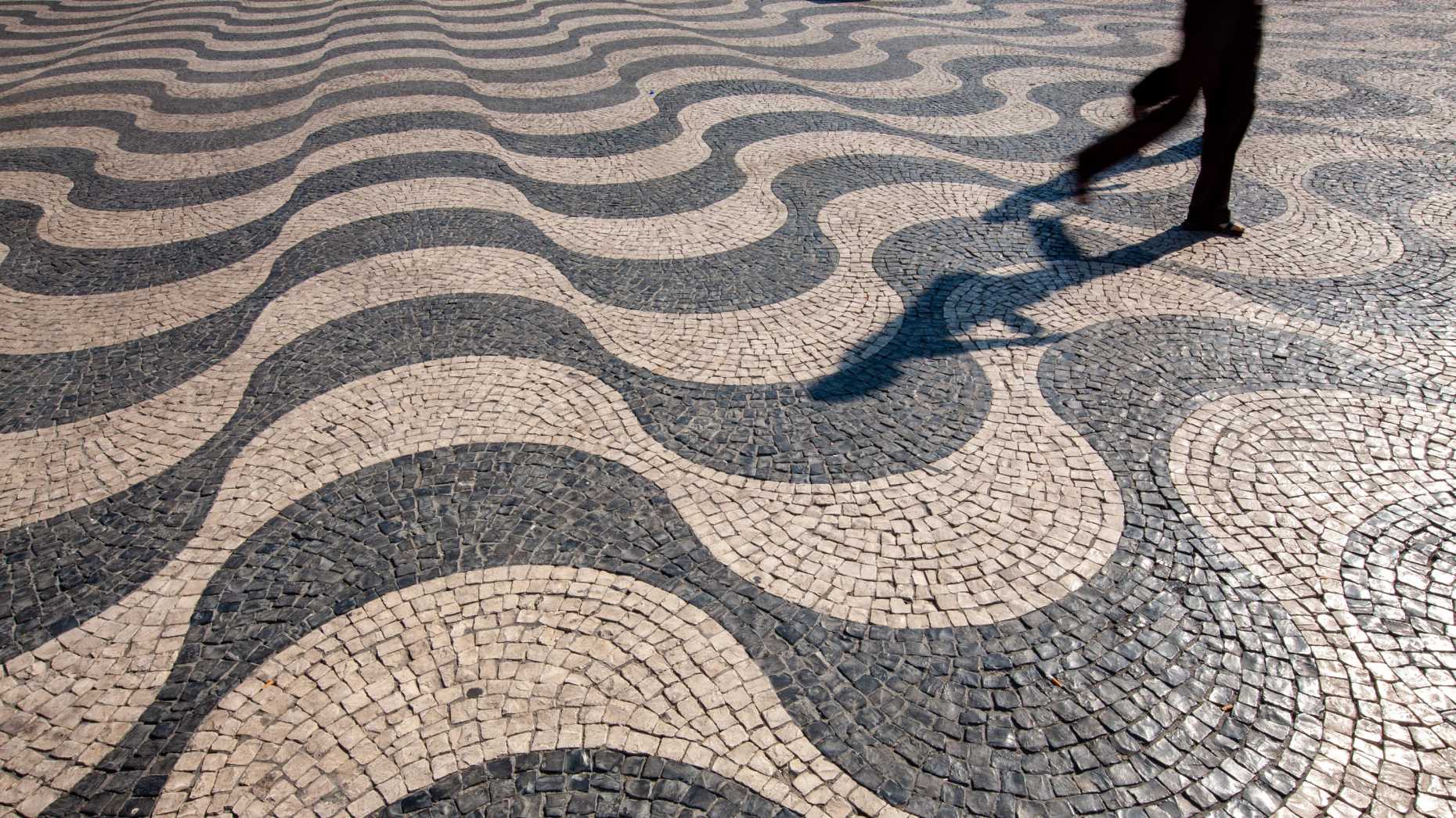 Pflastersteine in Lissabon mit symmetrischem Muster
