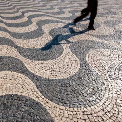Pflastersteine in Lissabon mit symmetrischem Muster