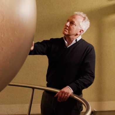 Domenico Giardini betrachtet einen Mars-Globus