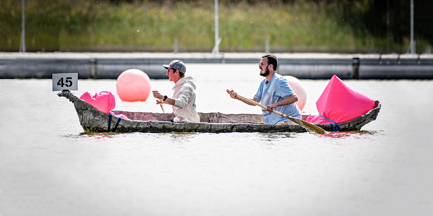 Roland Brunschweiler (vorne im Boot) und Pascal Minder rudern an der Betonkanu-Regatte in Brandenburg. Für ihr Boot, das Altkleider verwendet, haben sie den Nachhaltigkeitspreis gewonnen. (Bild: InformationsZentrum Beton) 