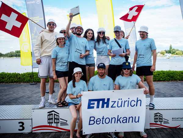 Das Team des Betonkanuverein der ETH Zrich freut sich mit beiden Gewinnern des Nachhaltigkeitspreises: Roland Brunschweiler und Pascal Minder.